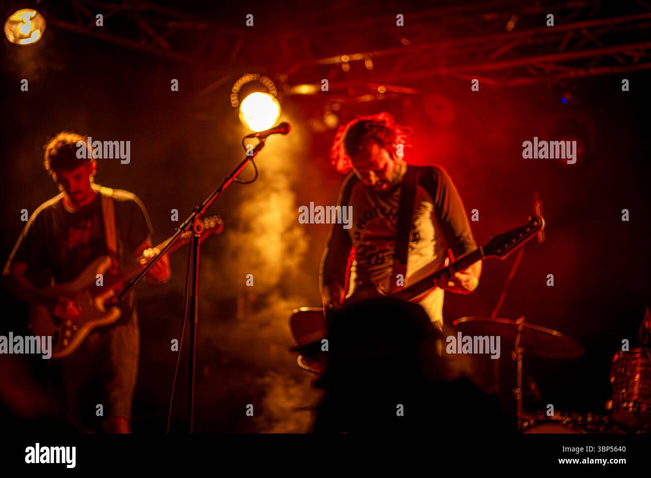 Rosso scuro sagoma musicale gruppo persone concerto colore rock palco a Liberec CZ 05 31 2025 Foto Stock