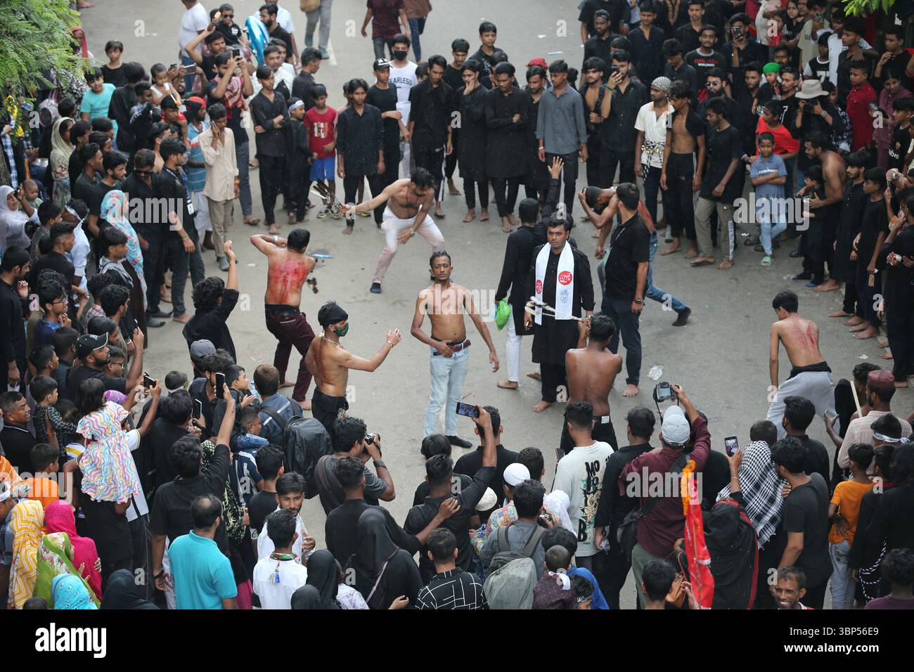 I musulmani sciiti del Bangladesh partecipano a una processione religiosa per celebrare Ashura. I musulmani sciiti del Bangladesh hanno preso parte ad una processione di Muhharum per celebrare Ashura. L'Ashura è un importante giorno islamico che cade il decimo giorno del mese di Muharram, il primo mese del calendario lunare islamico a Dacca, Bangladesh, il 6 luglio 2025. Foto di Habibur Rahman/ABACAPRESS.COM Foto Stock