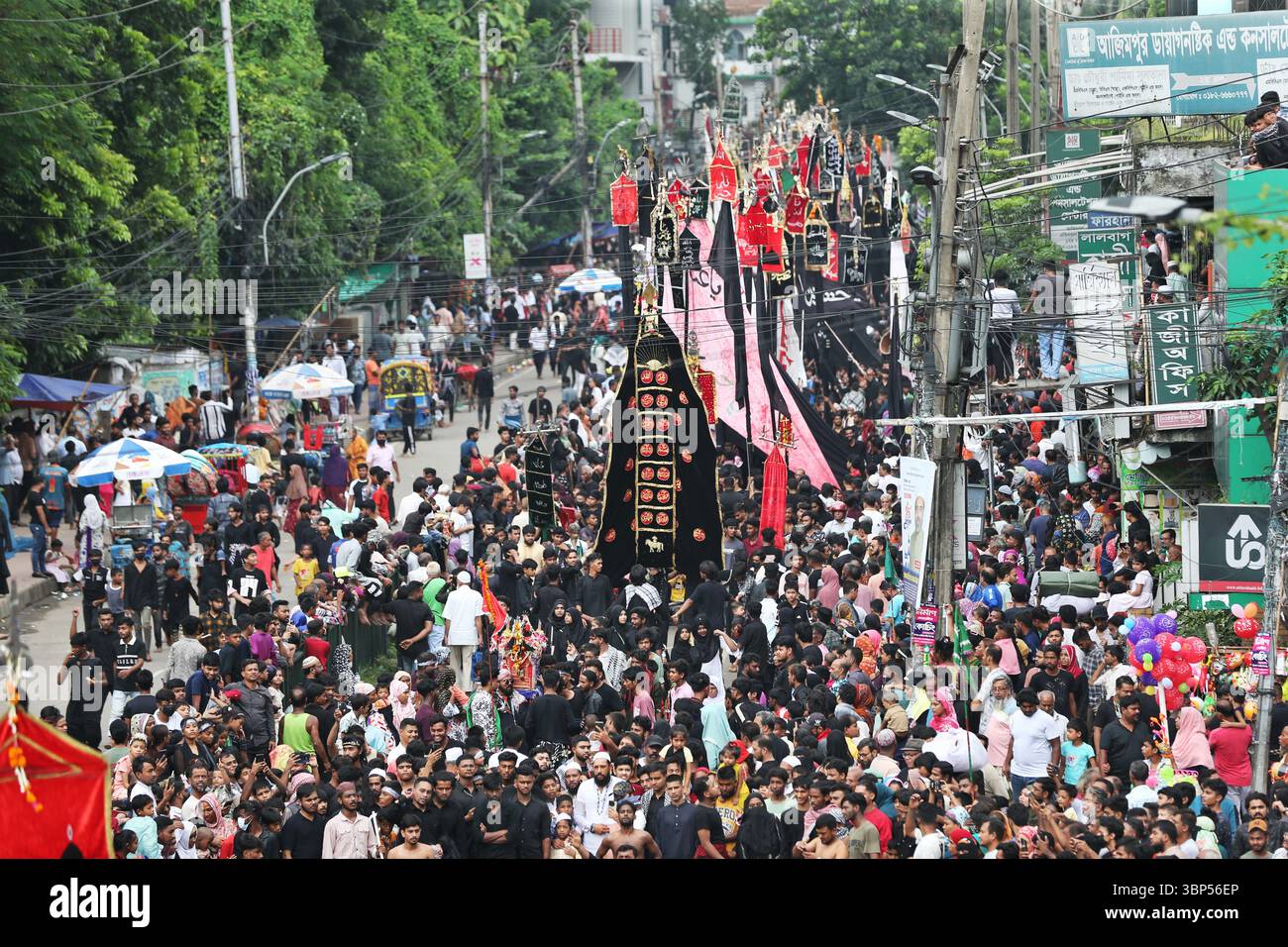 I musulmani sciiti del Bangladesh partecipano a una processione religiosa per celebrare Ashura. I musulmani sciiti del Bangladesh hanno preso parte ad una processione di Muhharum per celebrare Ashura. L'Ashura è un importante giorno islamico che cade il decimo giorno del mese di Muharram, il primo mese del calendario lunare islamico a Dacca, Bangladesh, il 6 luglio 2025. Foto di Habibur Rahman/ABACAPRESS.COM Foto Stock