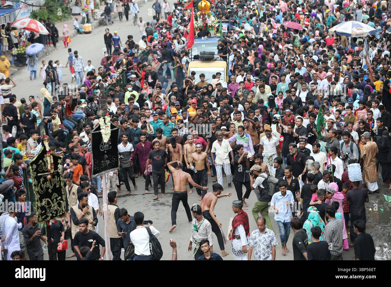 I musulmani sciiti del Bangladesh partecipano a una processione religiosa per celebrare Ashura. I musulmani sciiti del Bangladesh hanno preso parte ad una processione di Muhharum per celebrare Ashura. L'Ashura è un importante giorno islamico che cade il decimo giorno del mese di Muharram, il primo mese del calendario lunare islamico a Dacca, Bangladesh, il 6 luglio 2025. Foto di Habibur Rahman/ABACAPRESS.COM Foto Stock