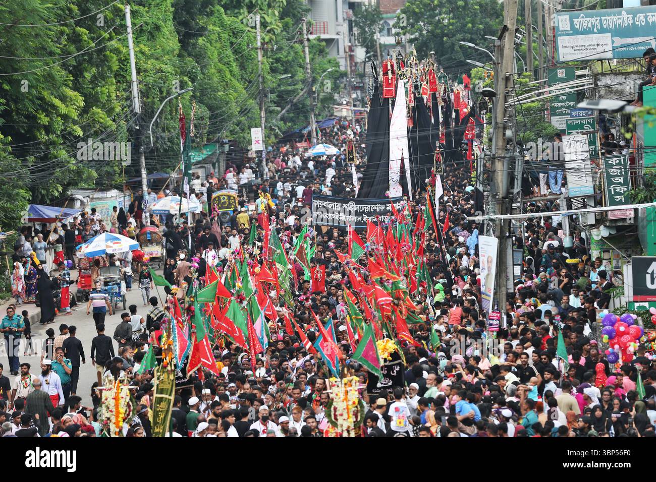 I musulmani sciiti del Bangladesh partecipano a una processione religiosa per celebrare Ashura. I musulmani sciiti del Bangladesh hanno preso parte ad una processione di Muhharum per celebrare Ashura. L'Ashura è un importante giorno islamico che cade il decimo giorno del mese di Muharram, il primo mese del calendario lunare islamico a Dacca, Bangladesh, il 6 luglio 2025. Foto di Habibur Rahman/ABACAPRESS.COM Foto Stock