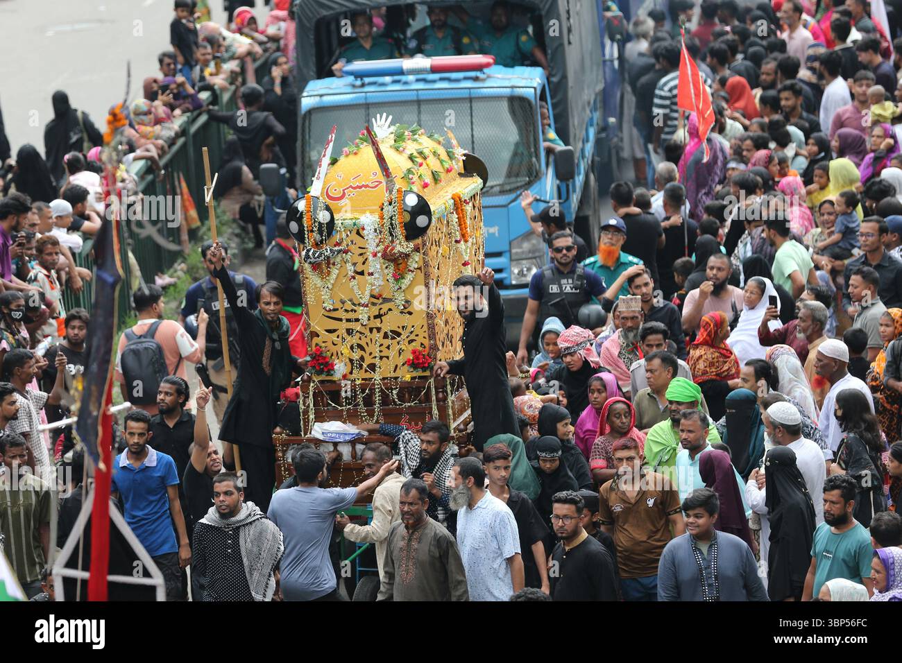 I musulmani sciiti del Bangladesh partecipano a una processione religiosa per celebrare Ashura. I musulmani sciiti del Bangladesh hanno preso parte ad una processione di Muhharum per celebrare Ashura. L'Ashura è un importante giorno islamico che cade il decimo giorno del mese di Muharram, il primo mese del calendario lunare islamico a Dacca, Bangladesh, il 6 luglio 2025. Foto di Habibur Rahman/ABACAPRESS.COM Foto Stock