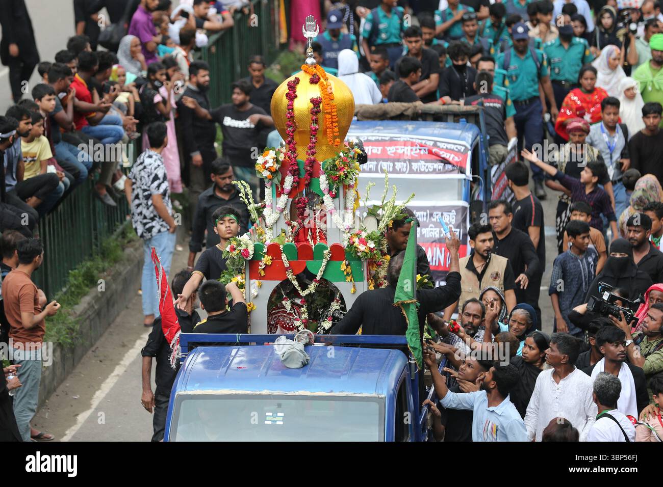 I musulmani sciiti del Bangladesh partecipano a una processione religiosa per celebrare Ashura. I musulmani sciiti del Bangladesh hanno preso parte ad una processione di Muhharum per celebrare Ashura. L'Ashura è un importante giorno islamico che cade il decimo giorno del mese di Muharram, il primo mese del calendario lunare islamico a Dacca, Bangladesh, il 6 luglio 2025. Foto di Habibur Rahman/ABACAPRESS.COM Foto Stock