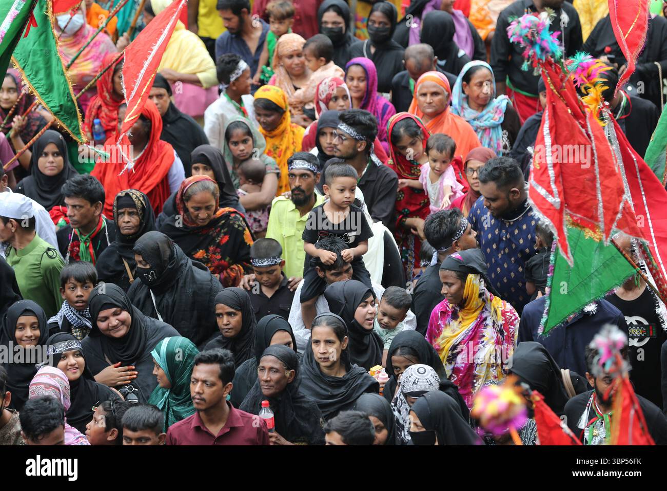 I musulmani sciiti del Bangladesh partecipano a una processione religiosa per celebrare Ashura. I musulmani sciiti del Bangladesh hanno preso parte ad una processione di Muhharum per celebrare Ashura. L'Ashura è un importante giorno islamico che cade il decimo giorno del mese di Muharram, il primo mese del calendario lunare islamico a Dacca, Bangladesh, il 6 luglio 2025. Foto di Habibur Rahman/ABACAPRESS.COM Foto Stock