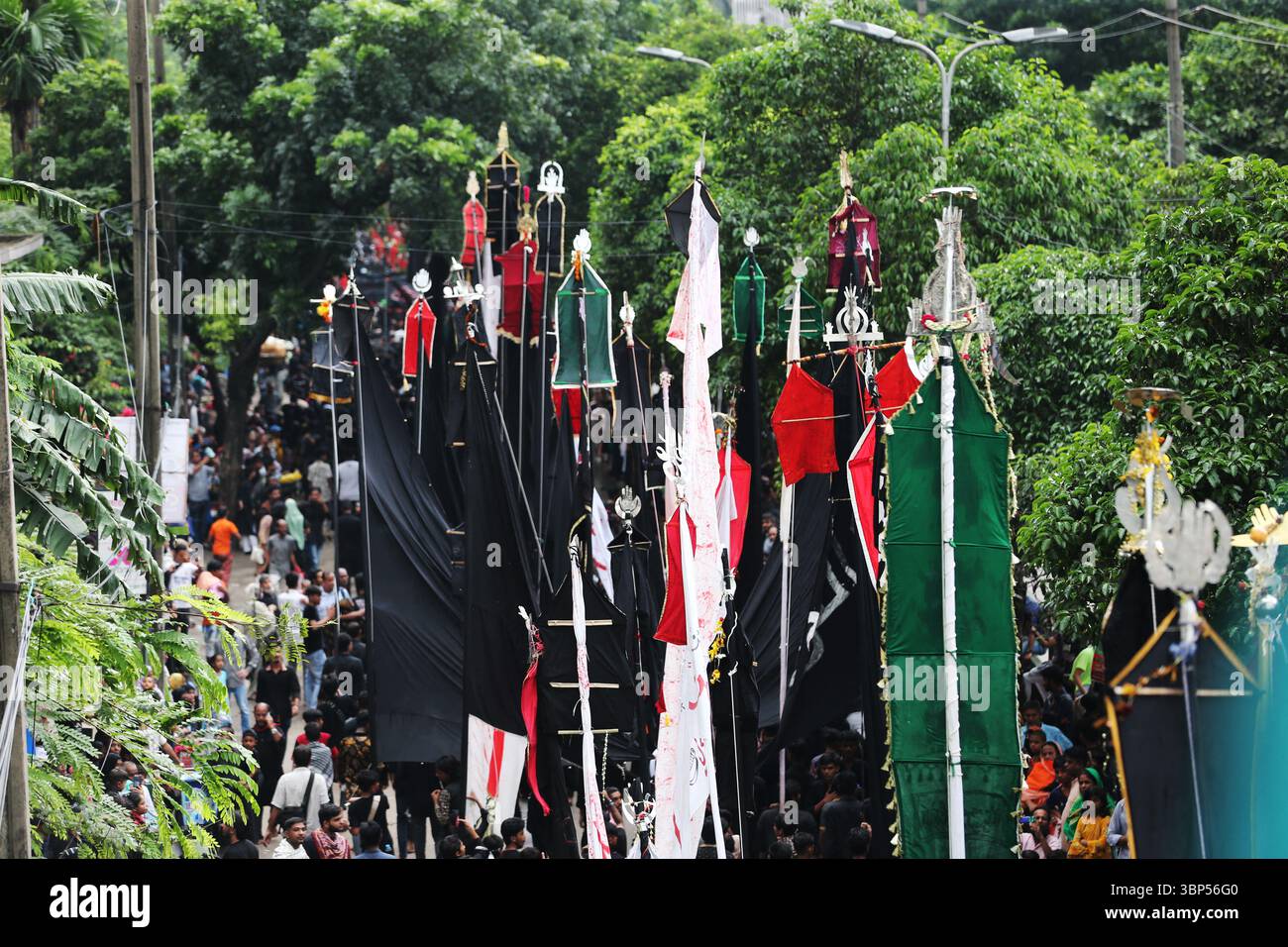 I musulmani sciiti del Bangladesh partecipano a una processione religiosa per celebrare Ashura. I musulmani sciiti del Bangladesh hanno preso parte ad una processione di Muhharum per celebrare Ashura. L'Ashura è un importante giorno islamico che cade il decimo giorno del mese di Muharram, il primo mese del calendario lunare islamico a Dacca, Bangladesh, il 6 luglio 2025. Foto di Habibur Rahman/ABACAPRESS.COM Foto Stock