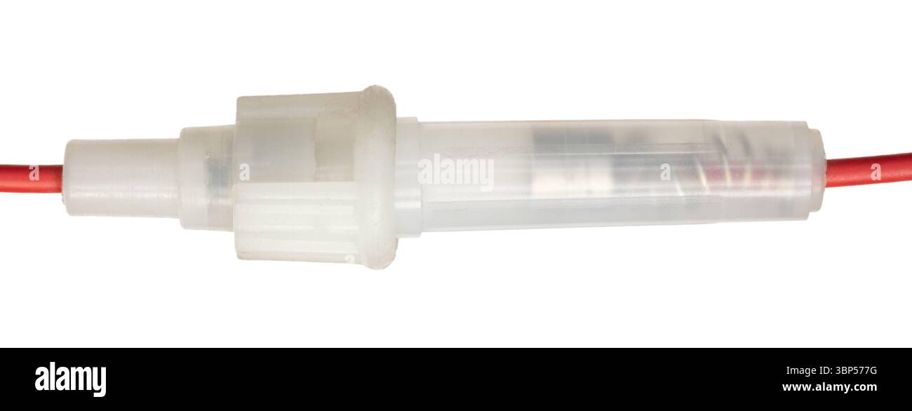 Portafusibili in plastica realizzato per lunghi fusibili in vetro con fili rossi per il collegamento a una fonte di alimentazione isolata su sfondo bianco. Foto Stock