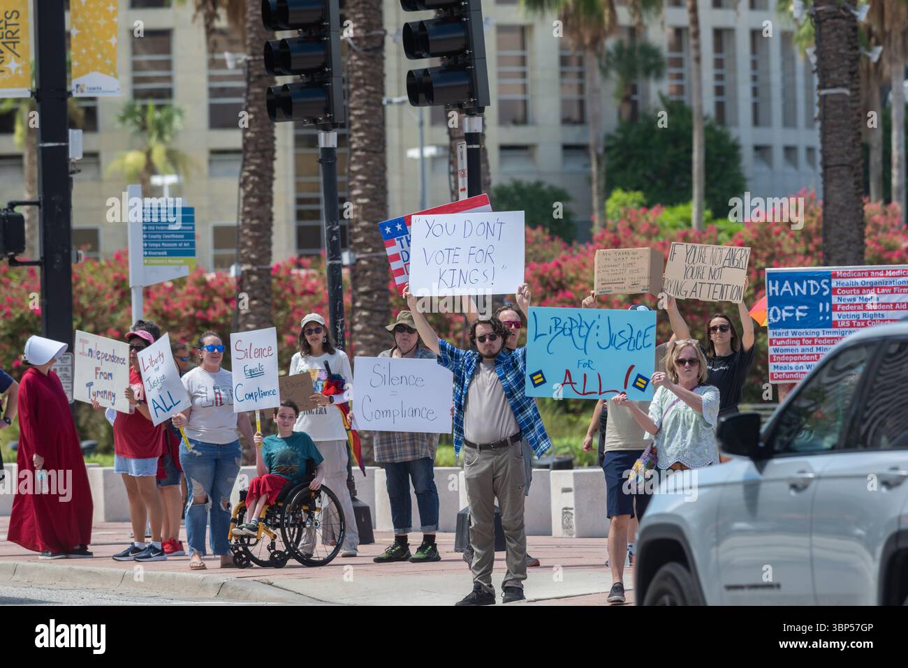 5 luglio 2025: I manifestanti si riuniscono al Curtis Hixon Waterfront Park nel centro di Tampa, Florida, come parte della protesta "Free America". Crediti: Brandon Moser/Alamy Live News Foto Stock