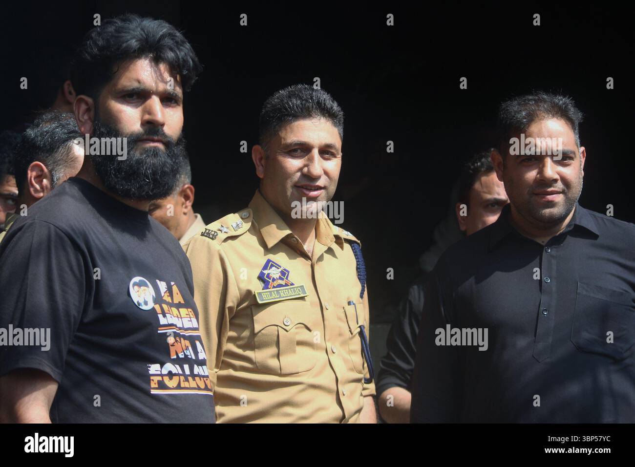 Il personale di sicurezza indiano è di guardia accanto ai lutto durante la decima processione di Muharram a Srinagar il 6 luglio 2025. Foto Stock