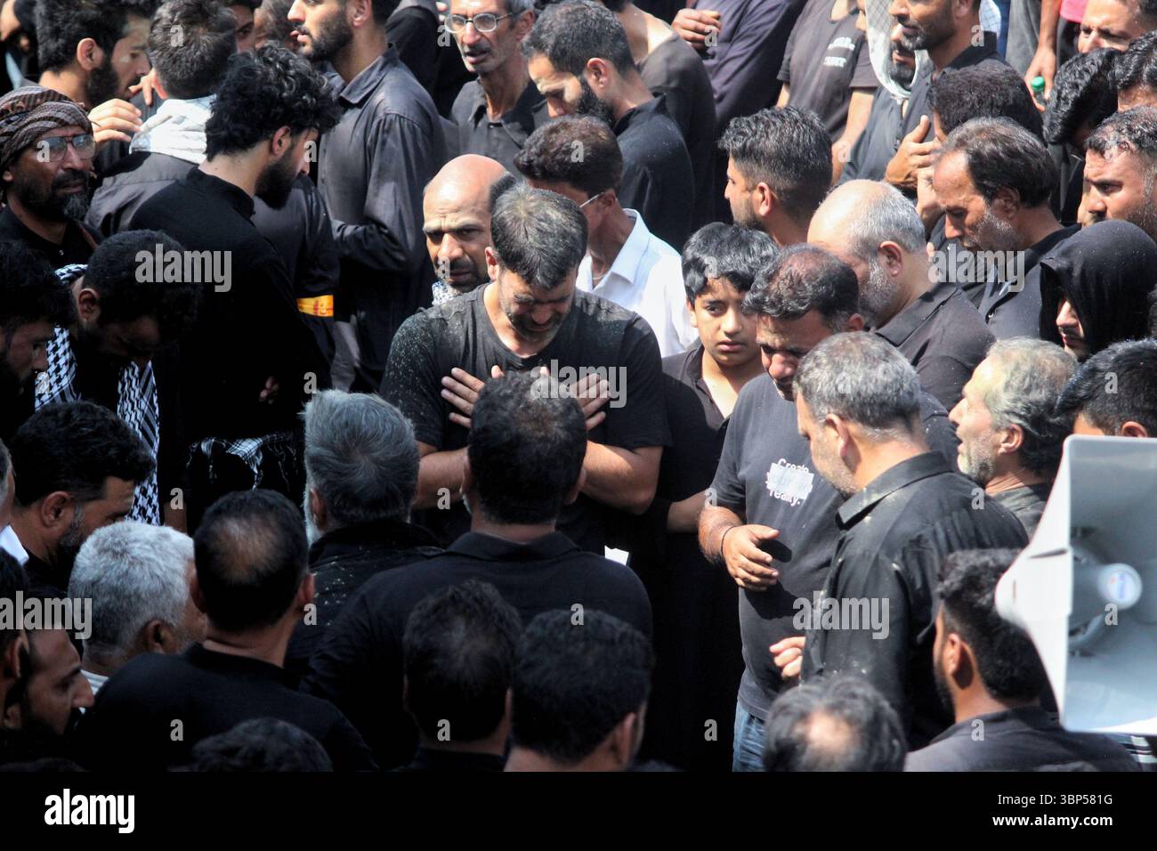 I musulmani sciiti kashmiri picchiarono i loro forzieri in lutto durante una processione di Muharram il decimo giorno di Ashura a Srinagar il 6 luglio 2025, commemorando il martirio dell'Imam Hussain. Foto Stock