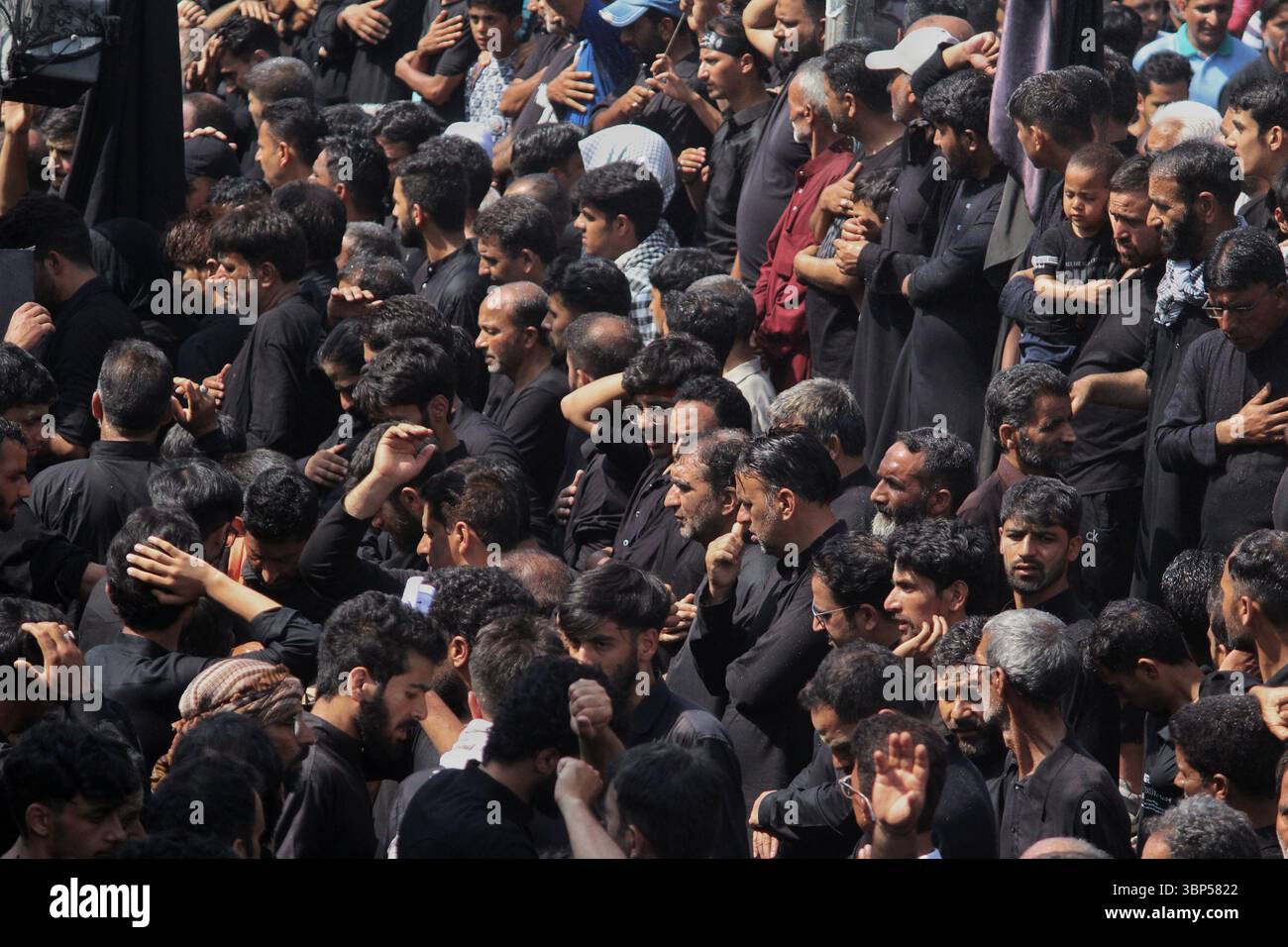 I musulmani sciiti del Kashmir batterono il loro petto in lutto durante una decima processione Muharram a Srinagar il 6 luglio 2025, commemorando il martirio dell'Imam Hussain durante l'annuale osservanza degli Ashura. Foto Stock