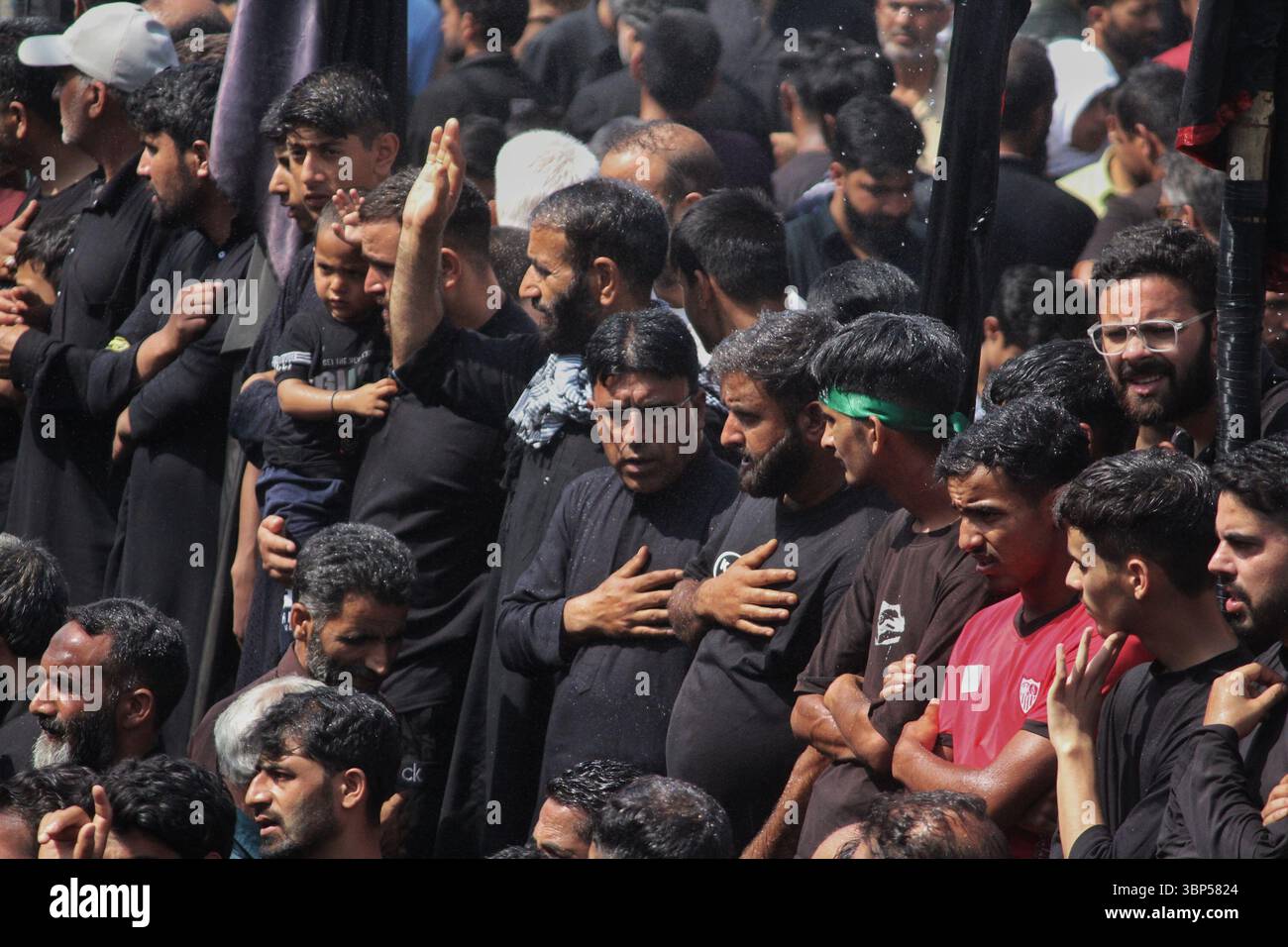 I musulmani sciiti kashmiri partecipano a una processione muharram battendo il loro petto in ricordo del martirio dell'Imam Hussain, durante il decimo giorno di Ashura a Srinagar il 6 luglio 2025. Foto Stock