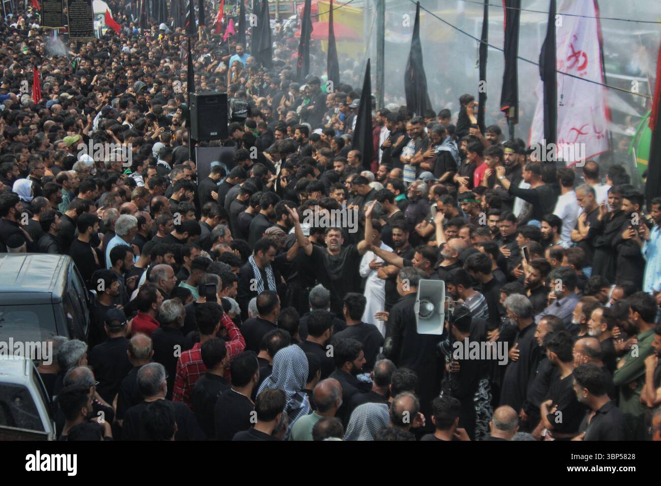 I musulmani sciiti kashmiri si riuniscono in gran numero durante una processione di Muharram il decimo giorno di Ashura a Srinagar il 6 luglio 2025, per piangere il martirio di Imam Hussain. Foto Stock