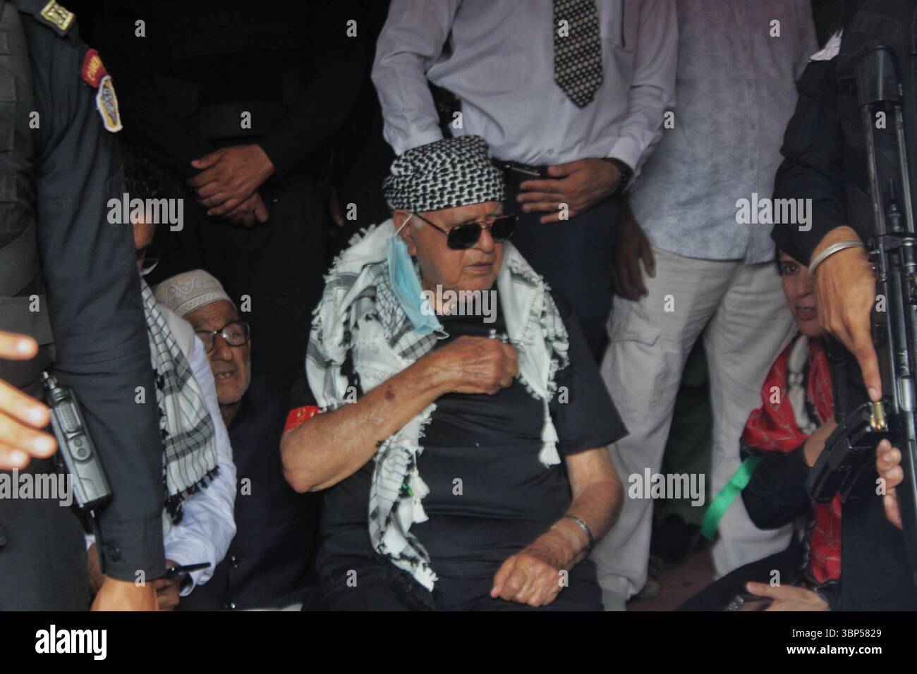 Il presidente della Conferenza Nazionale Farooq Abdullah si unisce ai musulmani sciiti del Kashmir in una grande processione Muharram a Srinagar il 6 luglio 2025, per commemorare il martirio dell'imam Hussain. Foto Stock