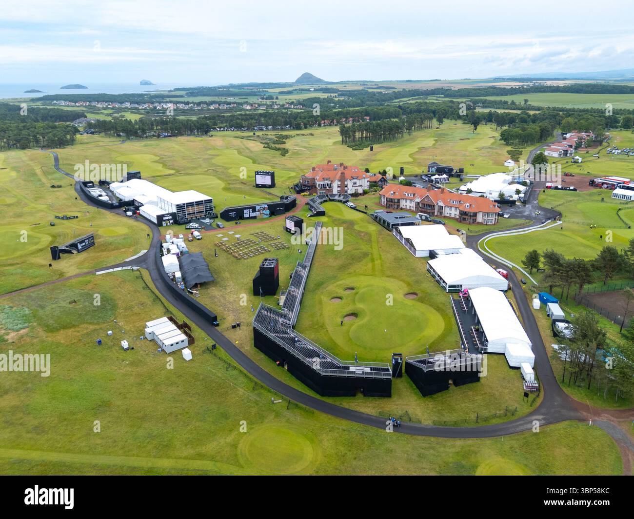 Gullane, East Lothian, Scozia, Regno Unito. 6 luglio 2025. Visualizza in anteprima le immagini del Renaissance Club vicino a Gullane, che questa settimana ospita il campionato di golf Genesis Scottish Open. L'evento è diventato un appuntamento importante nell'anno del golf e ha attirato 8 dei 10 migliori giocatori del mondo nella settimana precedente l'Open . Iain Masterton/Alamy Live News Foto Stock