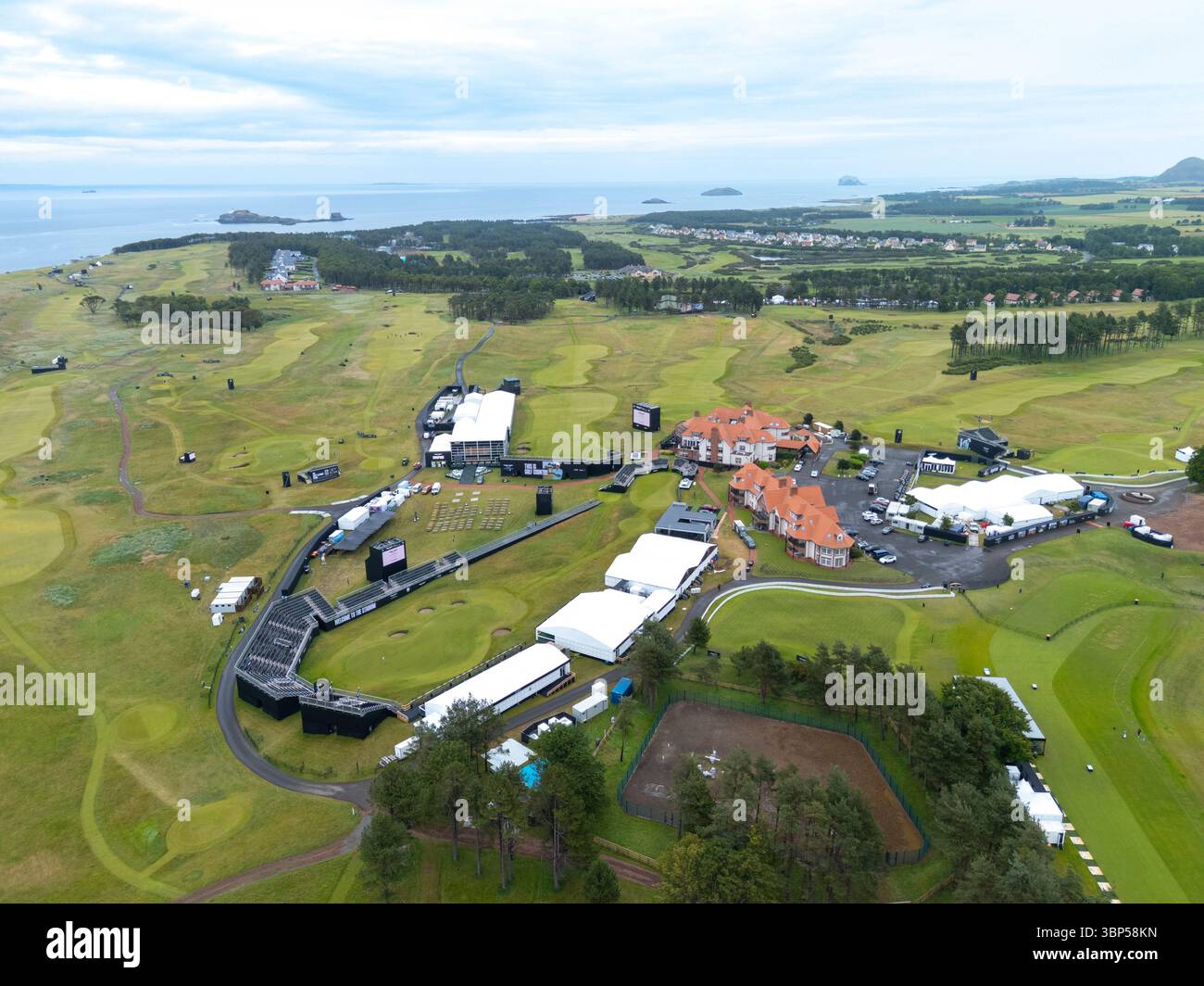 Gullane, East Lothian, Scozia, Regno Unito. 6 luglio 2025. Visualizza in anteprima le immagini del Renaissance Club vicino a Gullane, che questa settimana ospita il campionato di golf Genesis Scottish Open. L'evento è diventato un appuntamento importante nell'anno del golf e ha attirato 8 dei 10 migliori giocatori del mondo nella settimana precedente l'Open . Iain Masterton/Alamy Live News Foto Stock