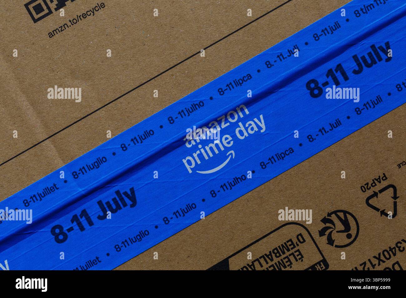 Amazon prime Day, 8-11 luglio 2025, nastro incollato sul pacchetto Amazon Foto Stock