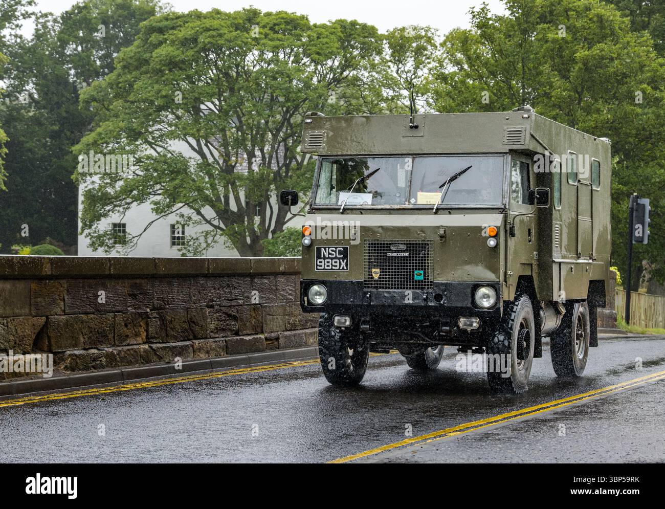 Haddington, East Lothian, Scozia, Regno Unito, 6 luglio 2025. Wheels of Yesteryear, gita annuale della Scottish Association of Vehicle Aenthusiast (SAVE). I membri visitano East Lothian e finiscono alla Lennoxlove House per il pranzo. Nella foto: Un'ambulanza Land Rover 101 FC del 1977 su un ponte Victoria a corsia singola sul fiume Tyne a Haddington credito: Sally Anderson/Alamy Live News Foto Stock