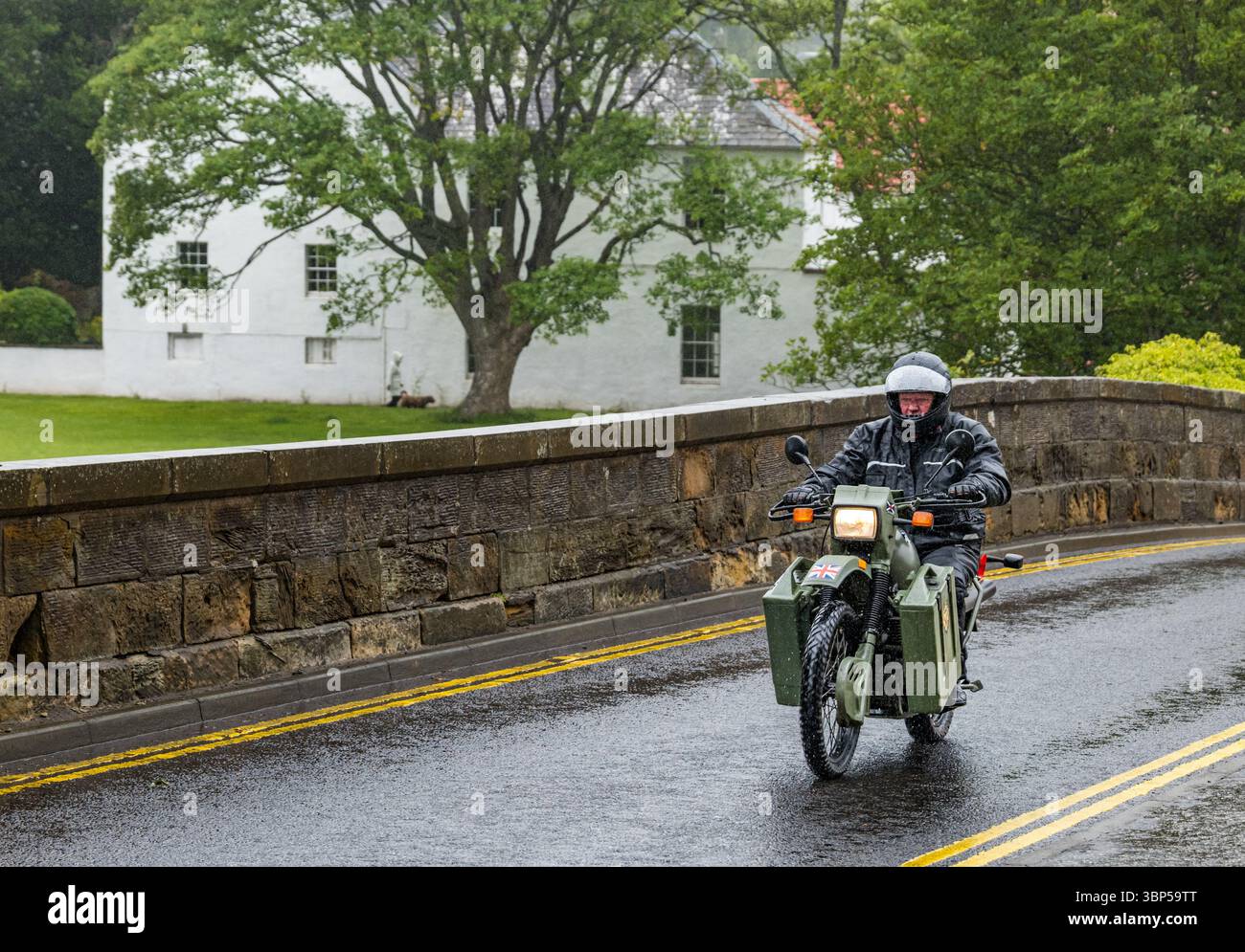 Haddington, East Lothian, Scozia, Regno Unito, 6 luglio 2025. Wheels of Yesteryear, gita annuale della Scottish Association of Vehicle Aenthusiast (SAVE). I membri visitano East Lothian e finiscono alla Lennoxlove House per il pranzo. Nella foto: Una motocicletta militare Harley Davdison del 1997 su un ponte Victoria a corsia singola sul fiume Tyne a Haddington credito: Sally Anderson/Alamy Live News Foto Stock