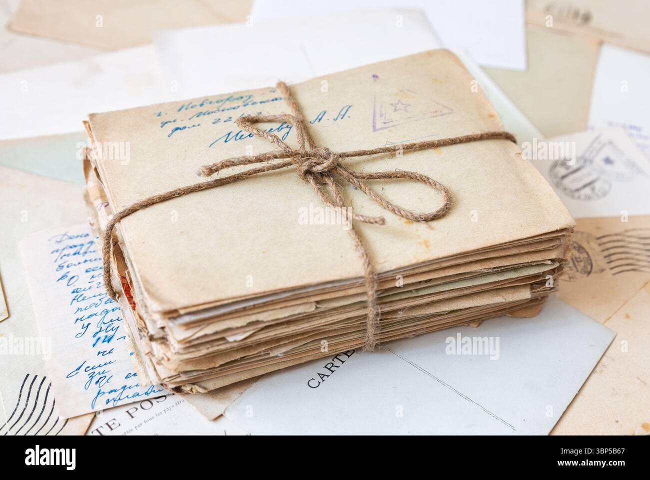 Pila di lettere postali, vecchi manoscritti e buste. Sfondo vintage retrò. Foto Stock