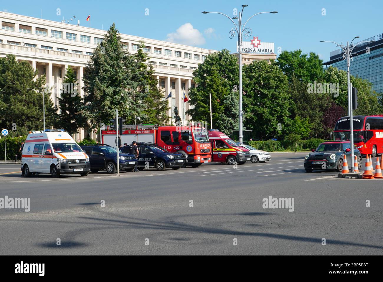 Bucarest, Romania – 11 maggio 2025: Auto di vigili del fuoco, gendarmeria, polizia e ambulanza parcheggiate di fronte all'edificio del governo per essere pronte ad intervenire Foto Stock