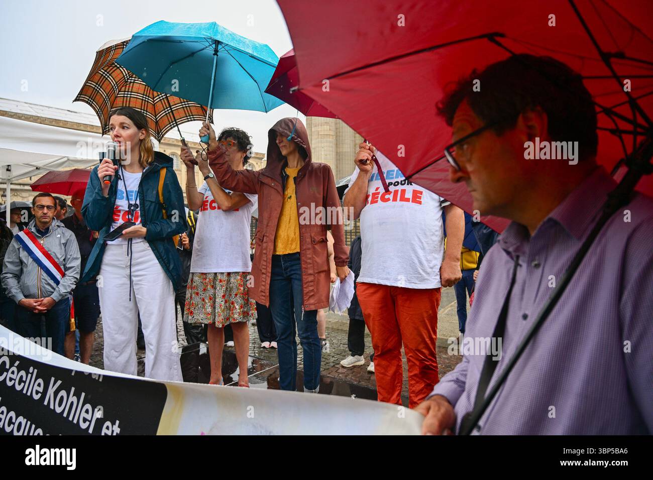 Parigi, Francia. 6 luglio 2025. Le famiglie di Cecile Kohler e Jacques Paris si riunirono il 6 luglio 2025, nella Place du Pantheon di Parigi per chiedere il rilascio immediato degli ostaggi francesi detenuti in Iran per tre anni, accusati di essere spie israeliane. - 06/07/2025 - Francia/Ile-de-France (regione)/Parigi - Julien Mattia/le Pictorium credito: LE PICTORIUM/Alamy Live News Foto Stock