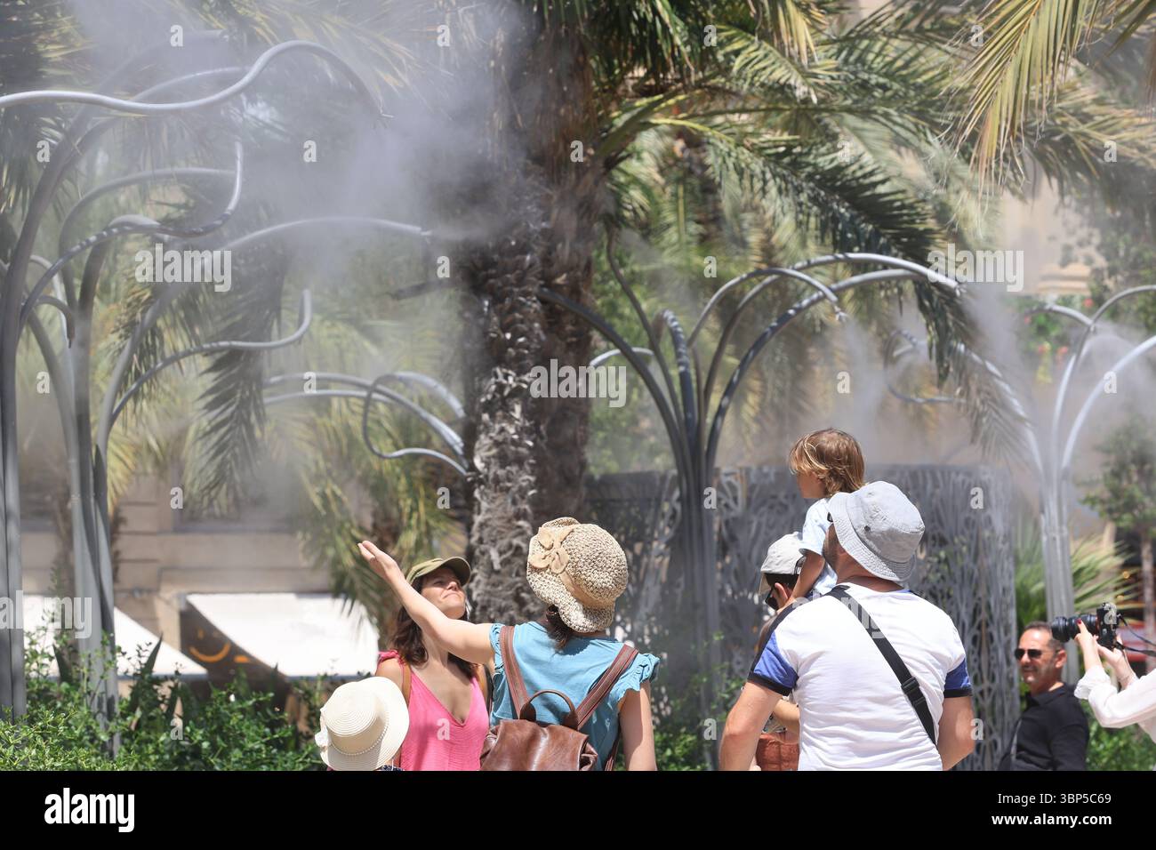 Gente che cerca di rinfrescarsi in estate durante un'ondata di caldo a Valencia Foto Stock