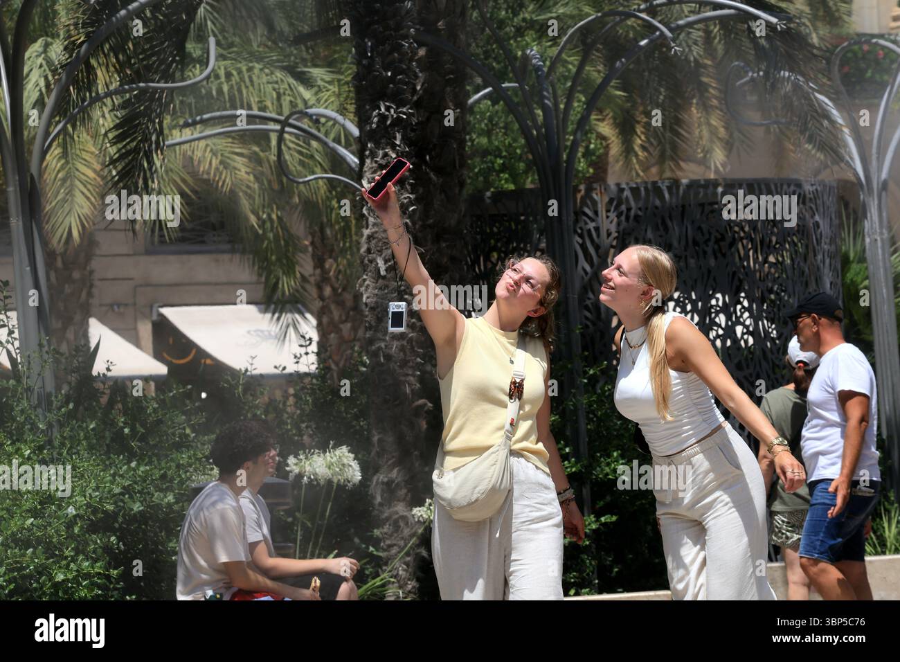 Gente che cerca di rinfrescarsi in estate durante un'ondata di caldo a Valencia Foto Stock