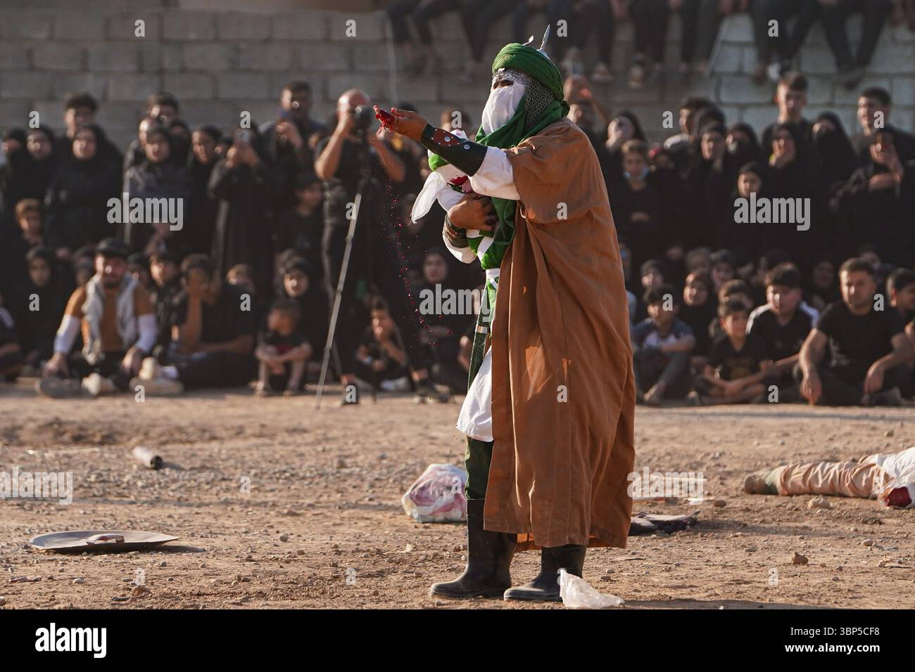 Distretto di Bartella, Iraq. 6 luglio 2025. Rievocatori musulmani sciiti giocano della battaglia di Karbala del VII secolo d.C. in coincidenza con 10 Muharram secondo il calendario islamico che commemora il martirio del nipote del profeta Mohammad, Imam Hussein, nel distretto settentrionale iracheno di Bartella, alla periferia di Mosul, il giorno di Ashura. Credito: SOPA Images Limited/Alamy Live News Foto Stock