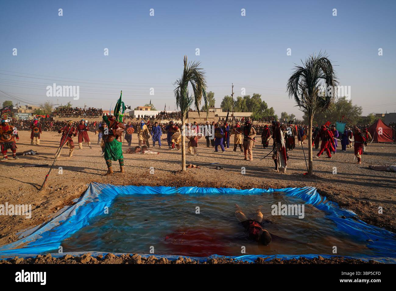 Distretto di Bartella, Iraq. 6 luglio 2025. Rievocatori musulmani sciiti giocano della battaglia di Karbala del VII secolo d.C. in coincidenza con 10 Muharram secondo il calendario islamico che commemora il martirio del nipote del profeta Mohammad, Imam Hussein, nel distretto settentrionale iracheno di Bartella, alla periferia di Mosul, il giorno di Ashura. Credito: SOPA Images Limited/Alamy Live News Foto Stock