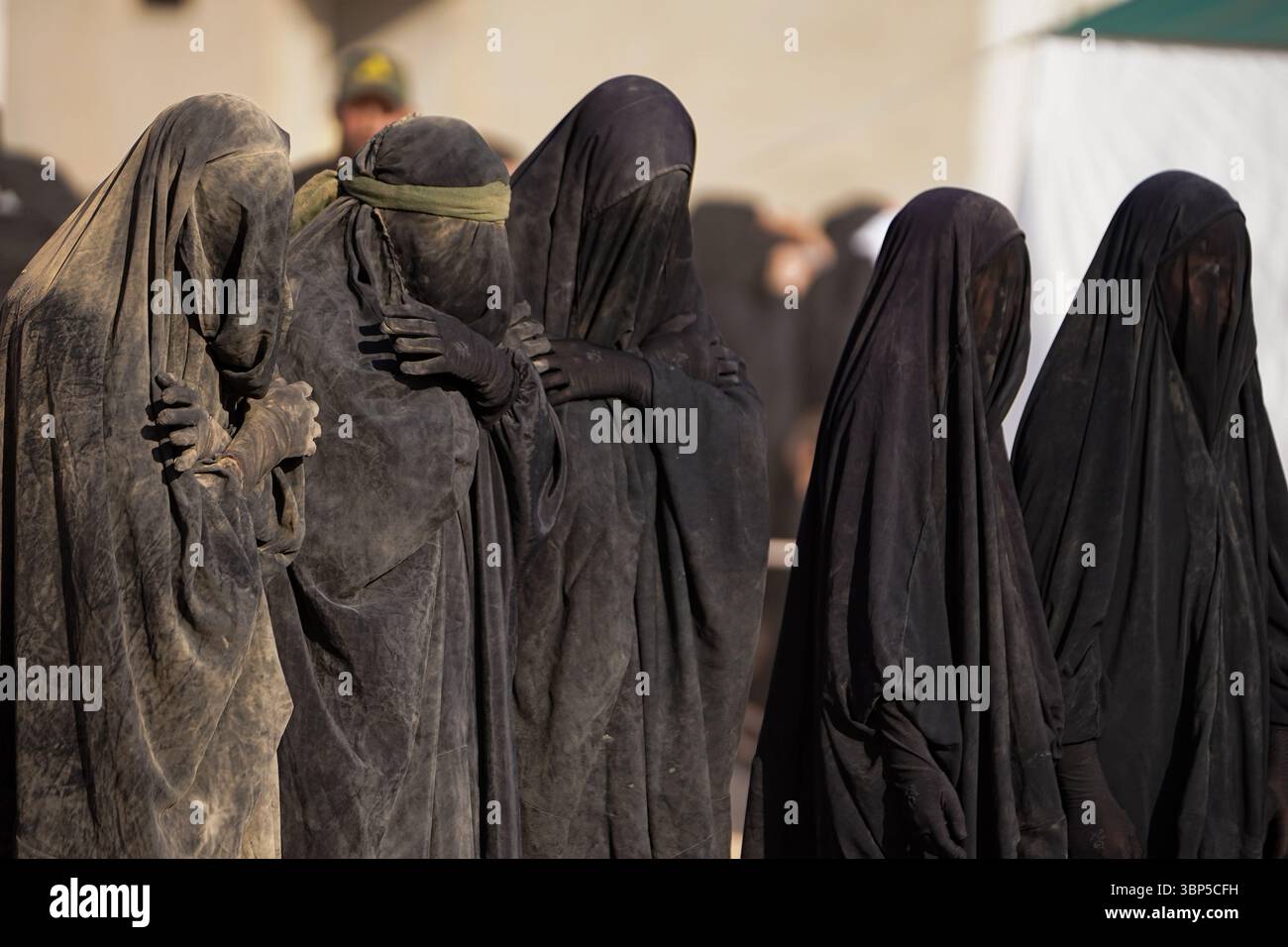 Distretto di Bartella, Iraq. 6 luglio 2025. Rievocatori musulmani sciiti giocano della battaglia di Karbala del VII secolo d.C. in coincidenza con 10 Muharram secondo il calendario islamico che commemora il martirio del nipote del profeta Mohammad, Imam Hussein, nel distretto settentrionale iracheno di Bartella, alla periferia di Mosul, il giorno di Ashura. Credito: SOPA Images Limited/Alamy Live News Foto Stock