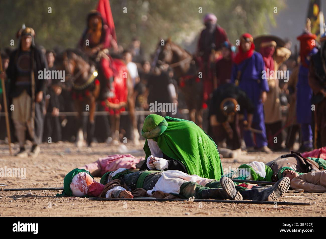 Distretto di Bartella, Iraq. 6 luglio 2025. Rievocatori musulmani sciiti giocano della battaglia di Karbala del VII secolo d.C. in coincidenza con 10 Muharram secondo il calendario islamico che commemora il martirio del nipote del profeta Mohammad, Imam Hussein, nel distretto settentrionale iracheno di Bartella, alla periferia di Mosul, il giorno di Ashura. Credito: SOPA Images Limited/Alamy Live News Foto Stock