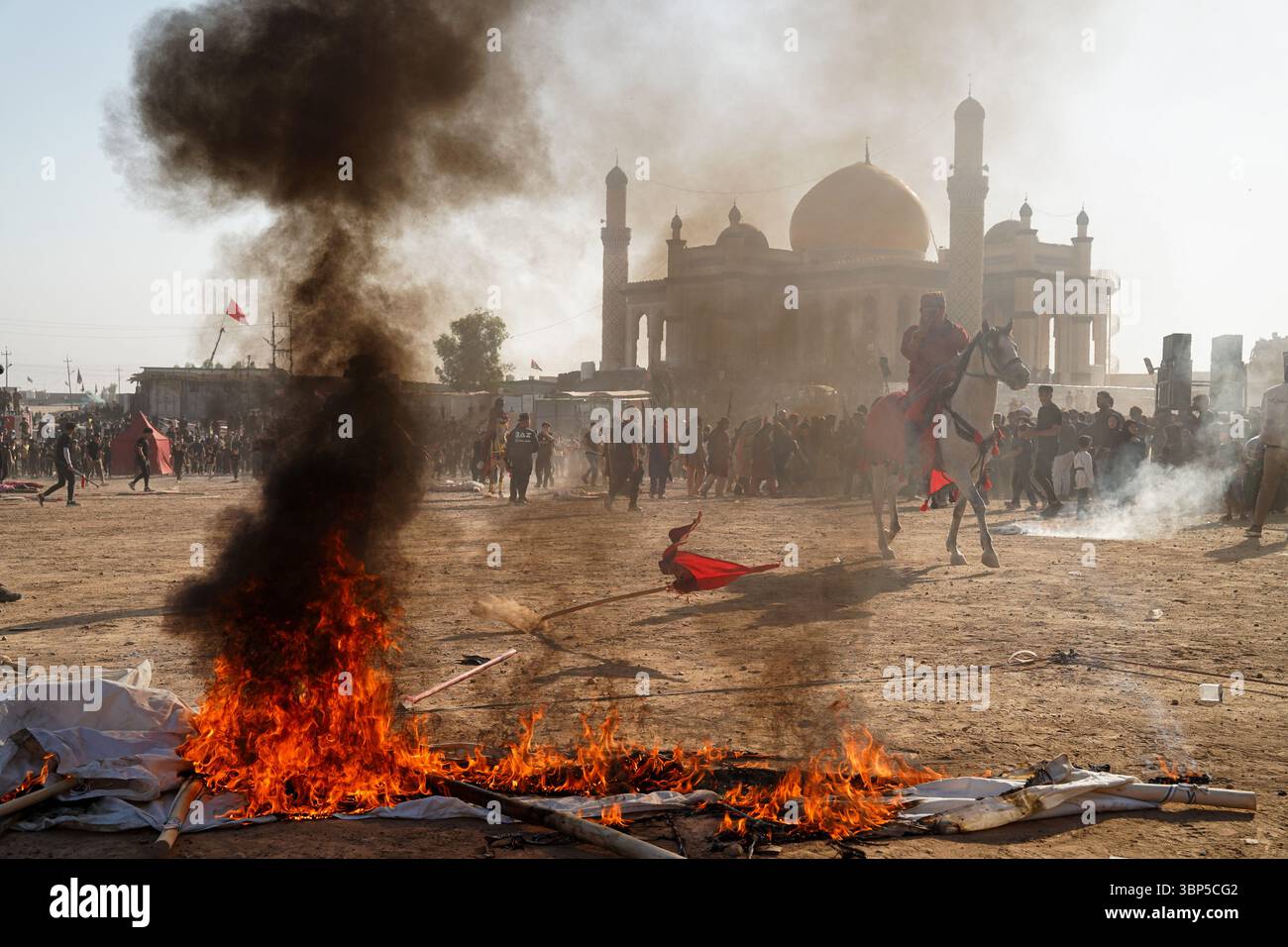 Distretto di Bartella, Iraq. 6 luglio 2025. Rievocatori musulmani sciiti giocano della battaglia di Karbala del VII secolo d.C. in coincidenza con 10 Muharram secondo il calendario islamico che commemora il martirio del nipote del profeta Mohammad, Imam Hussein, nel distretto settentrionale iracheno di Bartella, alla periferia di Mosul, il giorno di Ashura. Credito: SOPA Images Limited/Alamy Live News Foto Stock