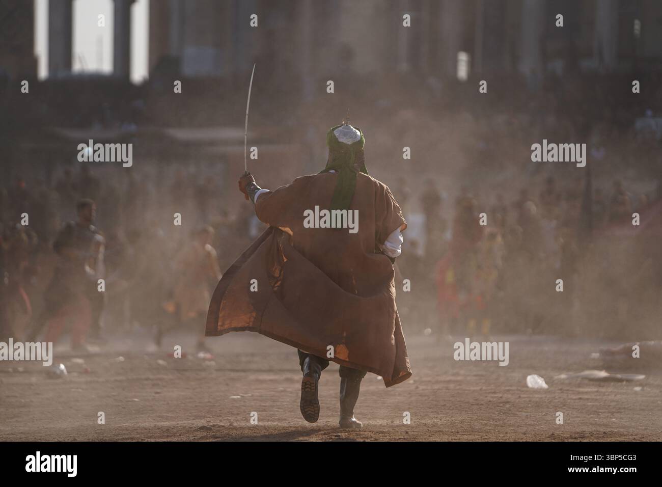 Distretto di Bartella, Iraq. 6 luglio 2025. Rievocatori musulmani sciiti giocano della battaglia di Karbala del VII secolo d.C. in coincidenza con 10 Muharram secondo il calendario islamico che commemora il martirio del nipote del profeta Mohammad, Imam Hussein, nel distretto settentrionale iracheno di Bartella, alla periferia di Mosul, il giorno di Ashura. Credito: SOPA Images Limited/Alamy Live News Foto Stock