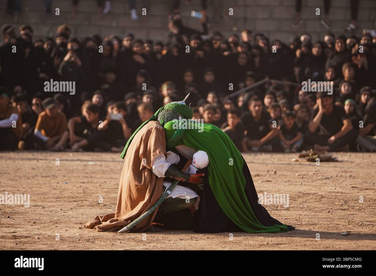 Distretto di Bartella, Iraq. 6 luglio 2025. Rievocatori musulmani sciiti giocano della battaglia di Karbala del VII secolo d.C. in coincidenza con 10 Muharram secondo il calendario islamico che commemora il martirio del nipote del profeta Mohammad, Imam Hussein, nel distretto settentrionale iracheno di Bartella, alla periferia di Mosul, il giorno di Ashura. Credito: SOPA Images Limited/Alamy Live News Foto Stock