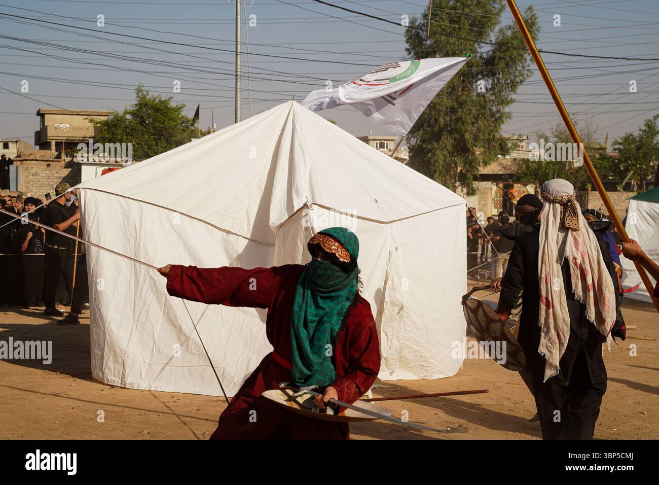 Distretto di Bartella, Iraq. 6 luglio 2025. Rievocatori musulmani sciiti giocano della battaglia di Karbala del VII secolo d.C. in coincidenza con 10 Muharram secondo il calendario islamico che commemora il martirio del nipote del profeta Mohammad, Imam Hussein, nel distretto settentrionale iracheno di Bartella, alla periferia di Mosul, il giorno di Ashura. Credito: SOPA Images Limited/Alamy Live News Foto Stock
