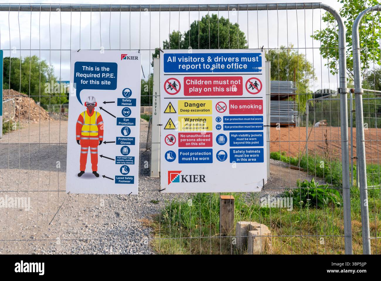 Requisiti dei dispositivi di protezione individuale ed elenco delle normative all'ingresso di un cantiere Foto Stock
