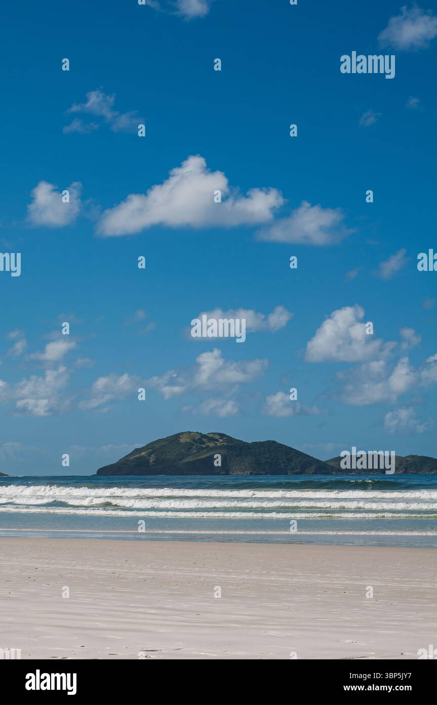 Vista panoramica di Cabo Frio, una città costiera nello stato di Rio de Janeiro, Brasile, conosciuta per le sue spiagge di sabbia bianca e le acque turchesi. Foto Stock