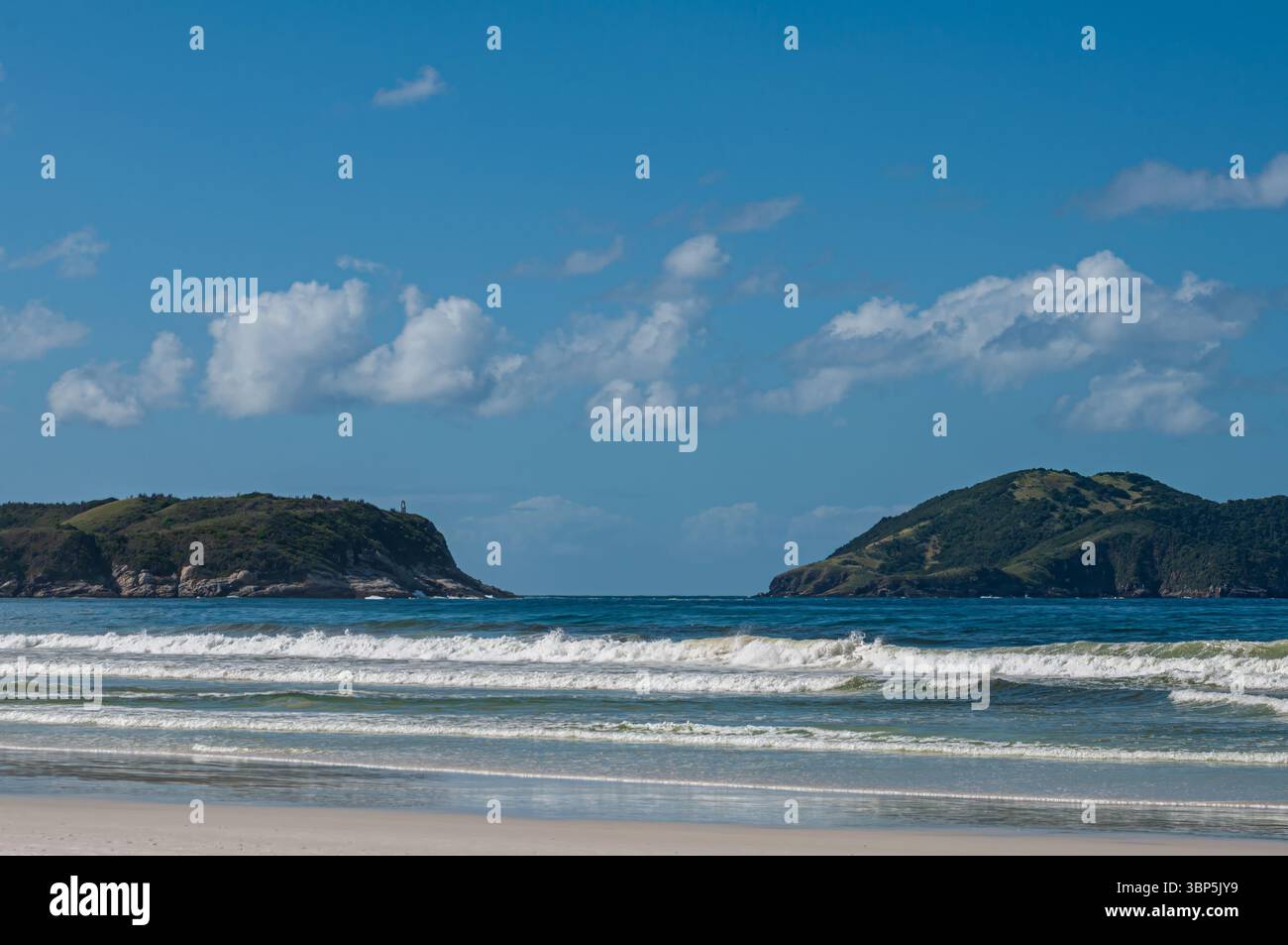 Vista panoramica di Cabo Frio, una città costiera nello stato di Rio de Janeiro, Brasile, conosciuta per le sue spiagge di sabbia bianca e le acque turchesi. Foto Stock
