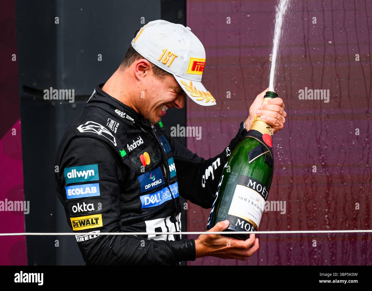 TOWCESTER, REGNO UNITO. 06 luglio: Lando Norris (Gran Bretagna) della McLaren festeggia dopo aver vinto il Gran Premio d'Inghilterra 2025 nella gara di domenica durante il Gran Premio d'Inghilterra Qatar Airways 2025 sul circuito di Silverstone domenica 6 luglio 2025 a TOWCESTER, INGHILTERRA. Crediti: Taka G Wu/Alamy Live News Foto Stock