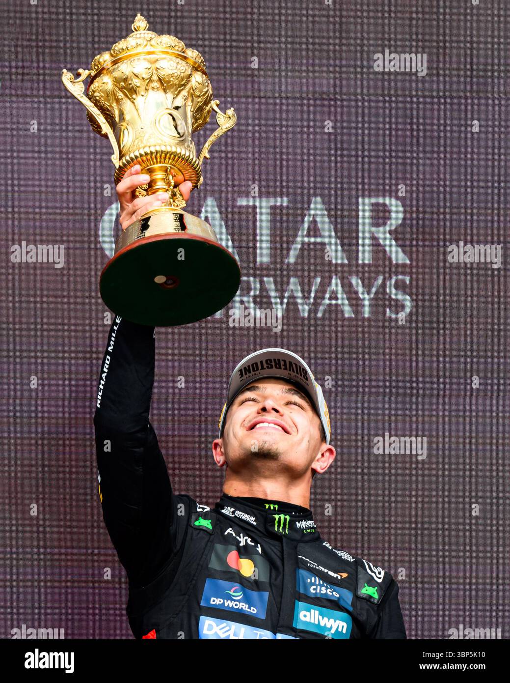 TOWCESTER, REGNO UNITO. 06 luglio: Lando Norris (Gran Bretagna) della McLaren festeggia con il trofeo dopo aver vinto il Gran Premio d'Inghilterra 2025 nella gara di domenica durante il Gran Premio d'Inghilterra Qatar Airways 2025 sul circuito di Silverstone domenica 6 luglio 2025 a TOWCESTER, INGHILTERRA. Crediti: Taka G Wu/Alamy Live News Foto Stock