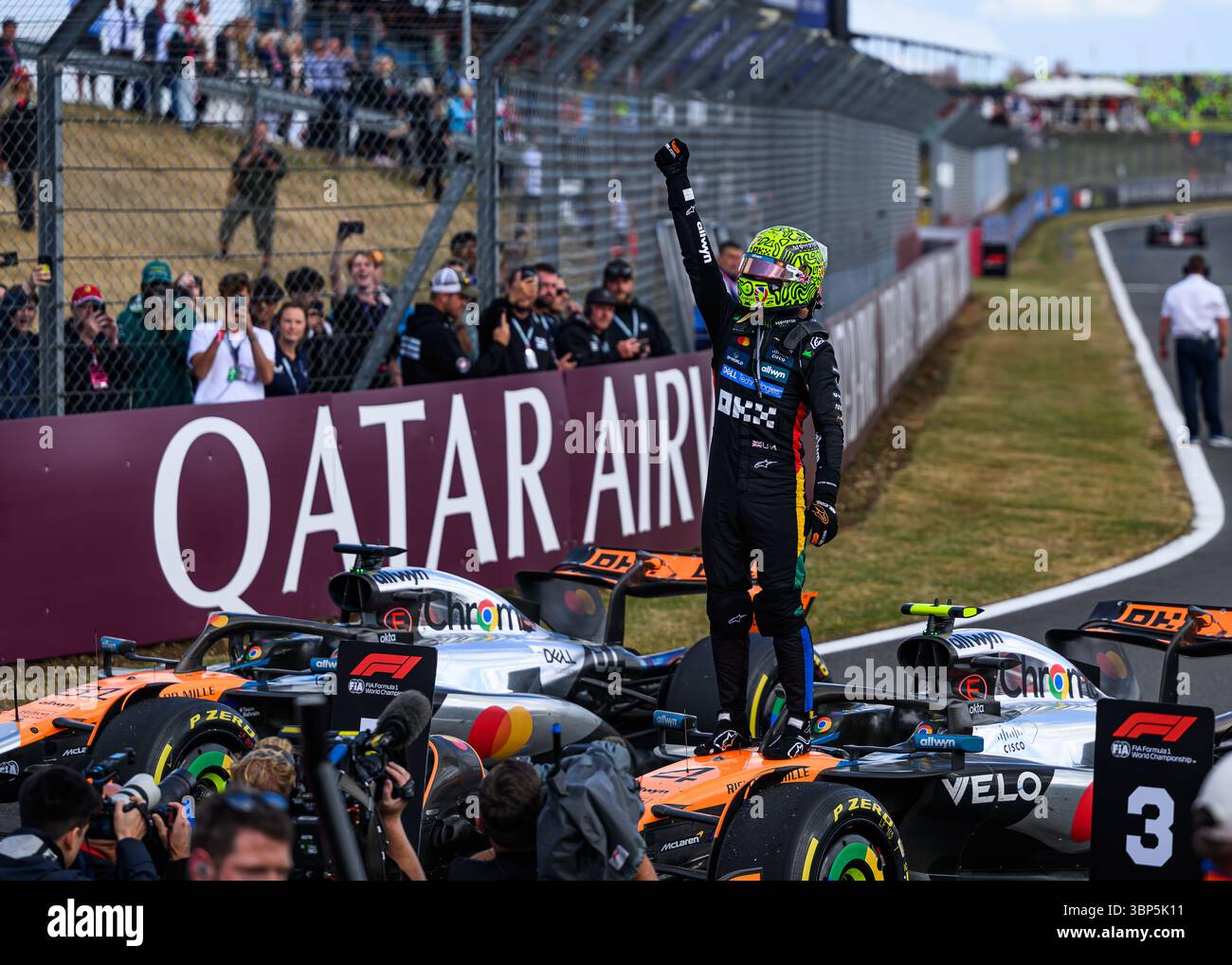 TOWCESTER, REGNO UNITO. 06 luglio: Lando Norris (Gran Bretagna) della McLaren festeggia dopo aver vinto il Gran Premio d'Inghilterra 2025 nella gara di domenica durante il Gran Premio d'Inghilterra Qatar Airways 2025 sul circuito di Silverstone domenica 6 luglio 2025 a TOWCESTER, INGHILTERRA. Crediti: Taka G Wu/Alamy Live News Foto Stock
