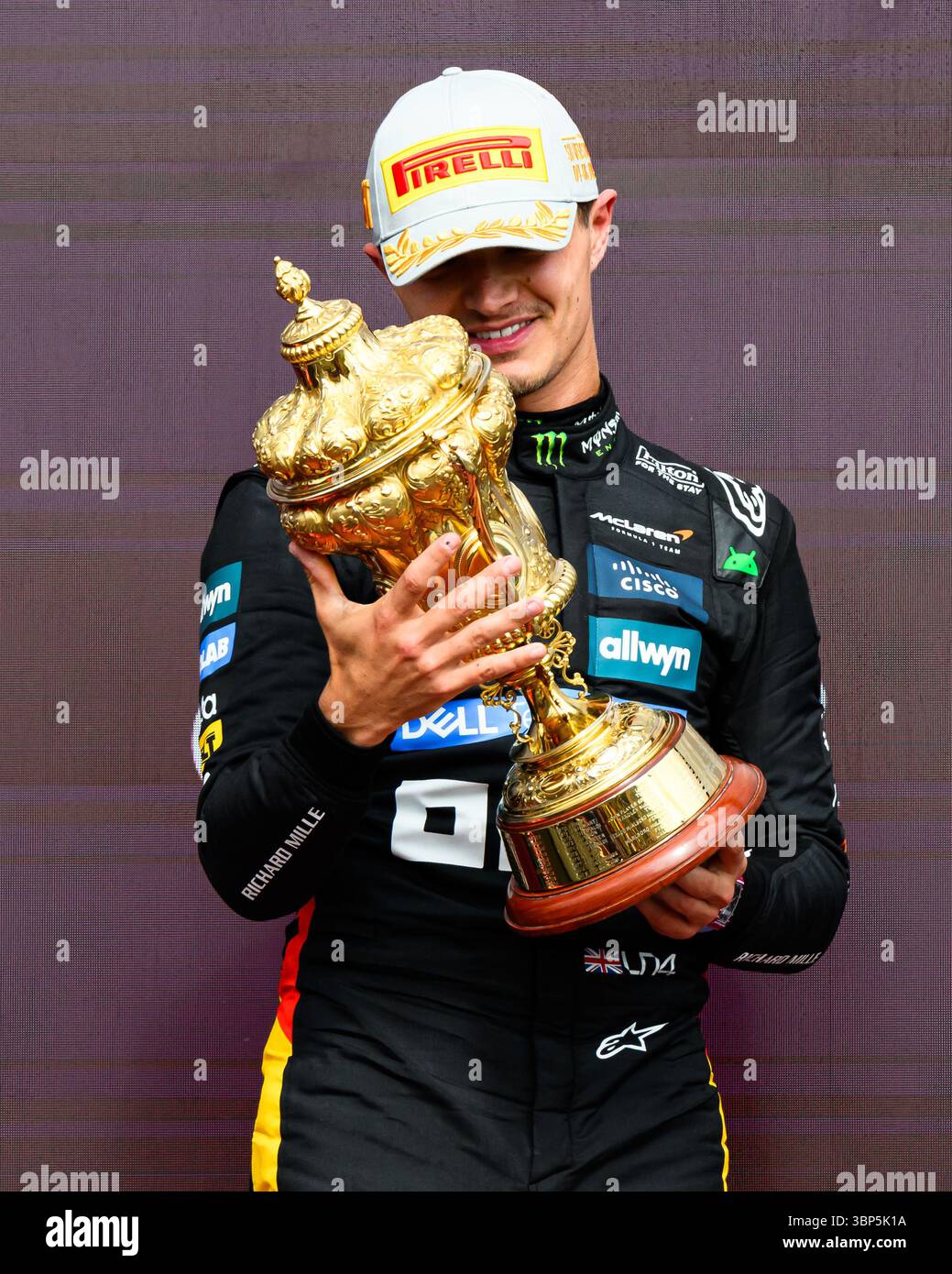 TOWCESTER, REGNO UNITO. 06 luglio: Lando Norris (Gran Bretagna) della McLaren festeggia con il trofeo dopo aver vinto il Gran Premio d'Inghilterra 2025 nella gara di domenica durante il Gran Premio d'Inghilterra Qatar Airways 2025 sul circuito di Silverstone domenica 6 luglio 2025 a TOWCESTER, INGHILTERRA. Crediti: Taka G Wu/Alamy Live News Foto Stock
