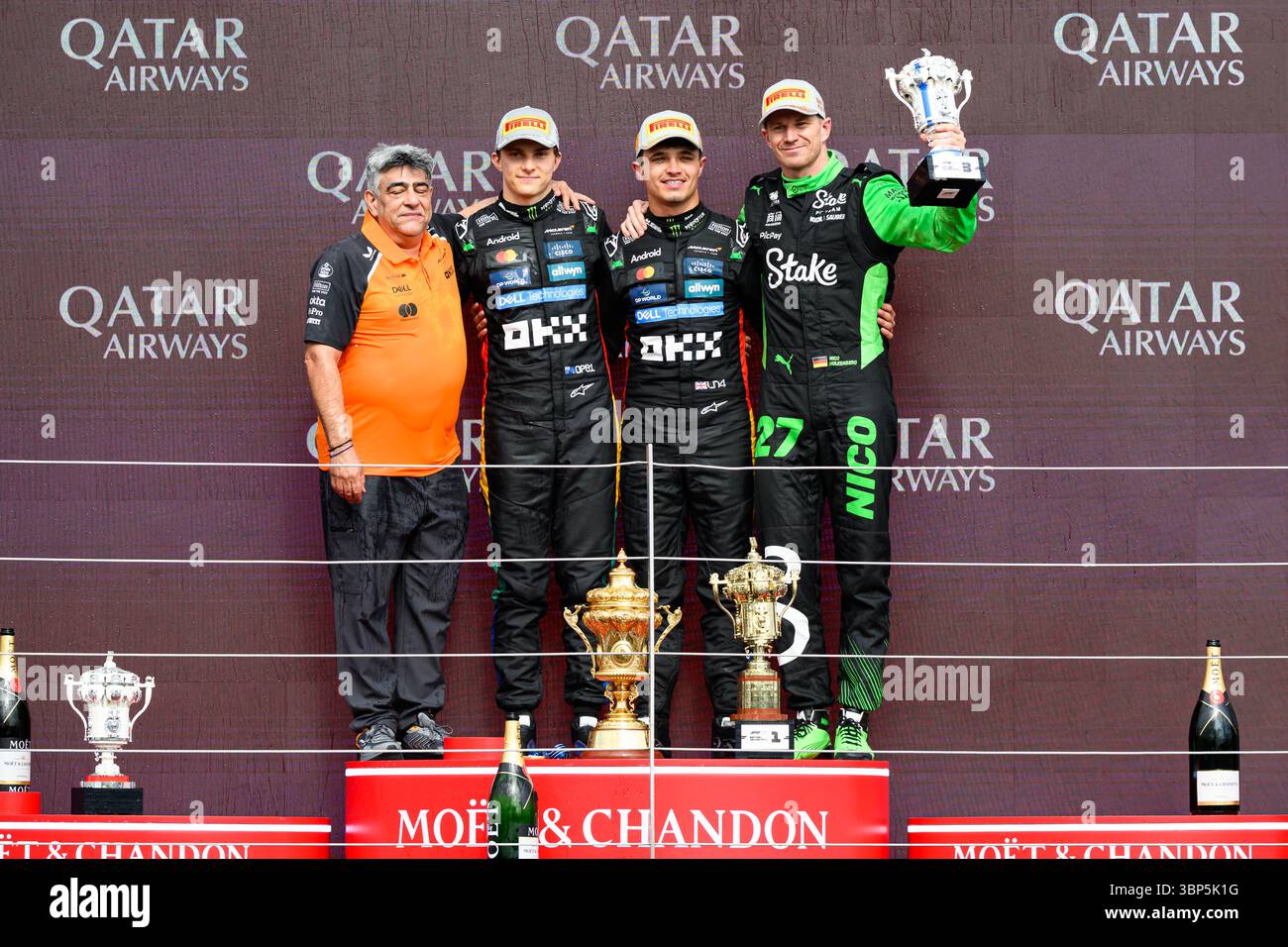 TOWCESTER, REGNO UNITO. 06 luglio: Lando Norris (Gran Bretagna) della McLaren (centro) festeggia dopo aver vinto il Gran Premio d'Inghilterra 2025 nella gara di domenica durante il Gran Premio d'Inghilterra Qatar Airways 2025 sul circuito di Silverstone domenica 6 luglio 2025 a TOWCESTER, INGHILTERRA. Crediti: Taka G Wu/Alamy Live News Foto Stock