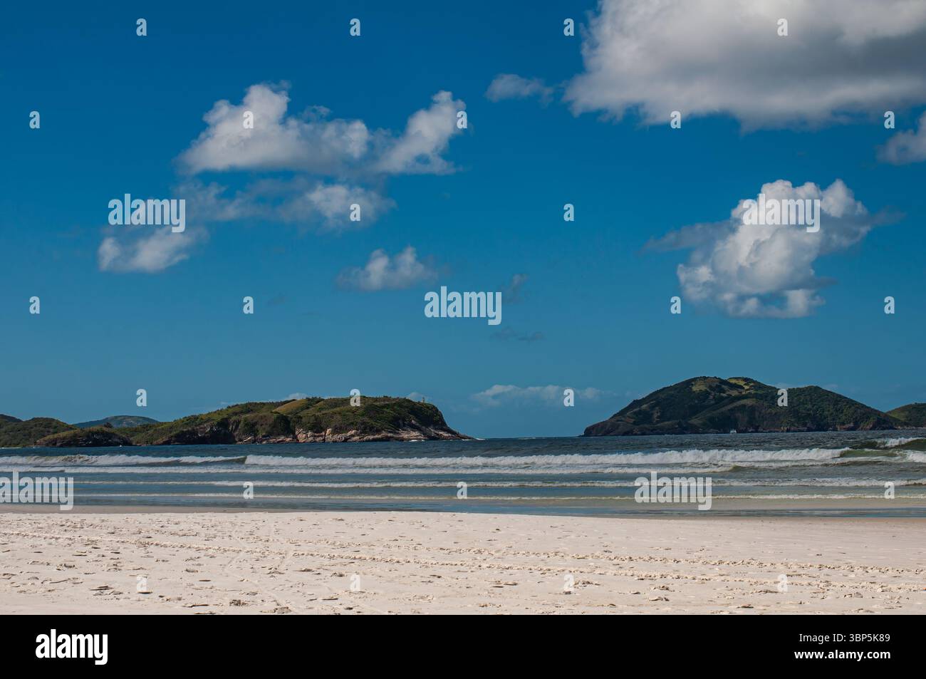 Vista panoramica di Cabo Frio, una città costiera nello stato di Rio de Janeiro, Brasile, conosciuta per le sue spiagge di sabbia bianca e le acque turchesi. Foto Stock