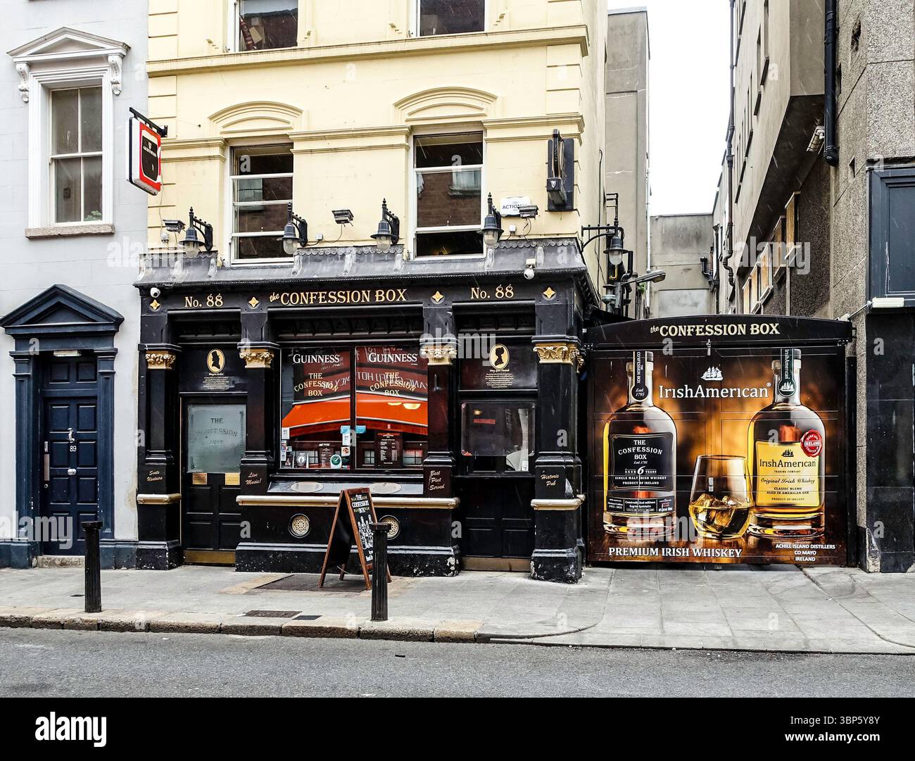 The Confession Box pub in Marlborough Street, Dublino, Irlanda, un bar del centro storico della città noto per il suo fascino e la tradizionale atmosfera irlandese. Foto Stock