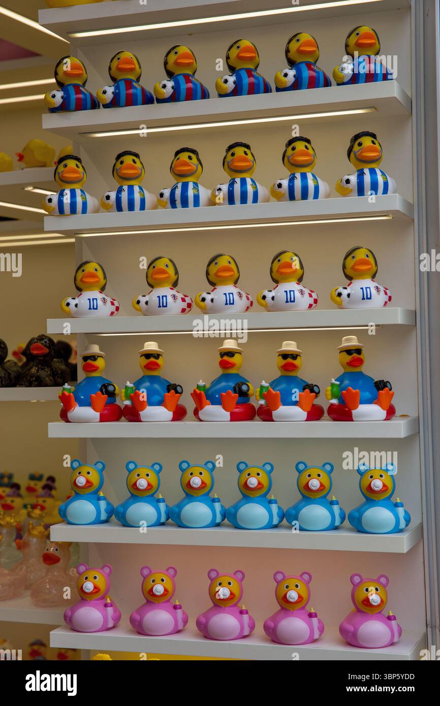 Porec, Croazia - 21 maggio 2025: Giocattoli colorati anatre di gomma negozi scaffali nella città vecchia. Anatre di gomma dipinte nei colori del famoso tè europeo del calcio Foto Stock