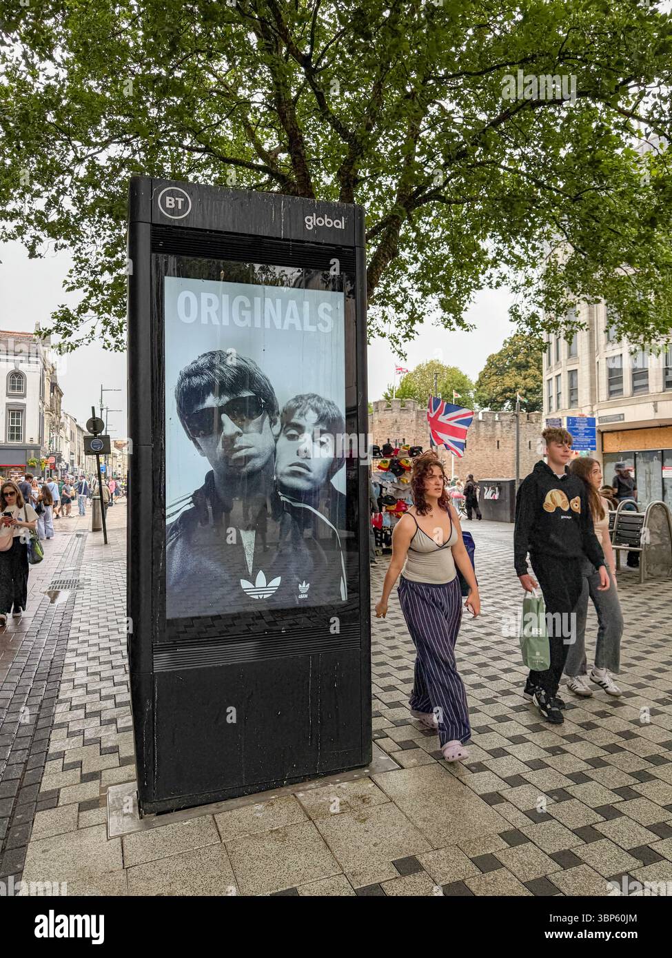Adidas Digital Advertising display con Gallagher Brothers a Cardiff durante l'Oasis Live '25 Tour - Immagine stock catturata con smartphone