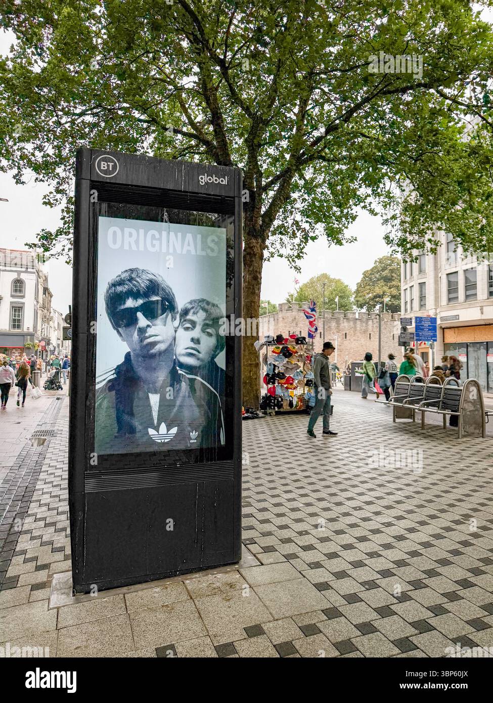 Adidas Digital Advertising display con Gallagher Brothers a Cardiff durante l'Oasis Live '25 Tour - Immagine stock catturata con smartphone