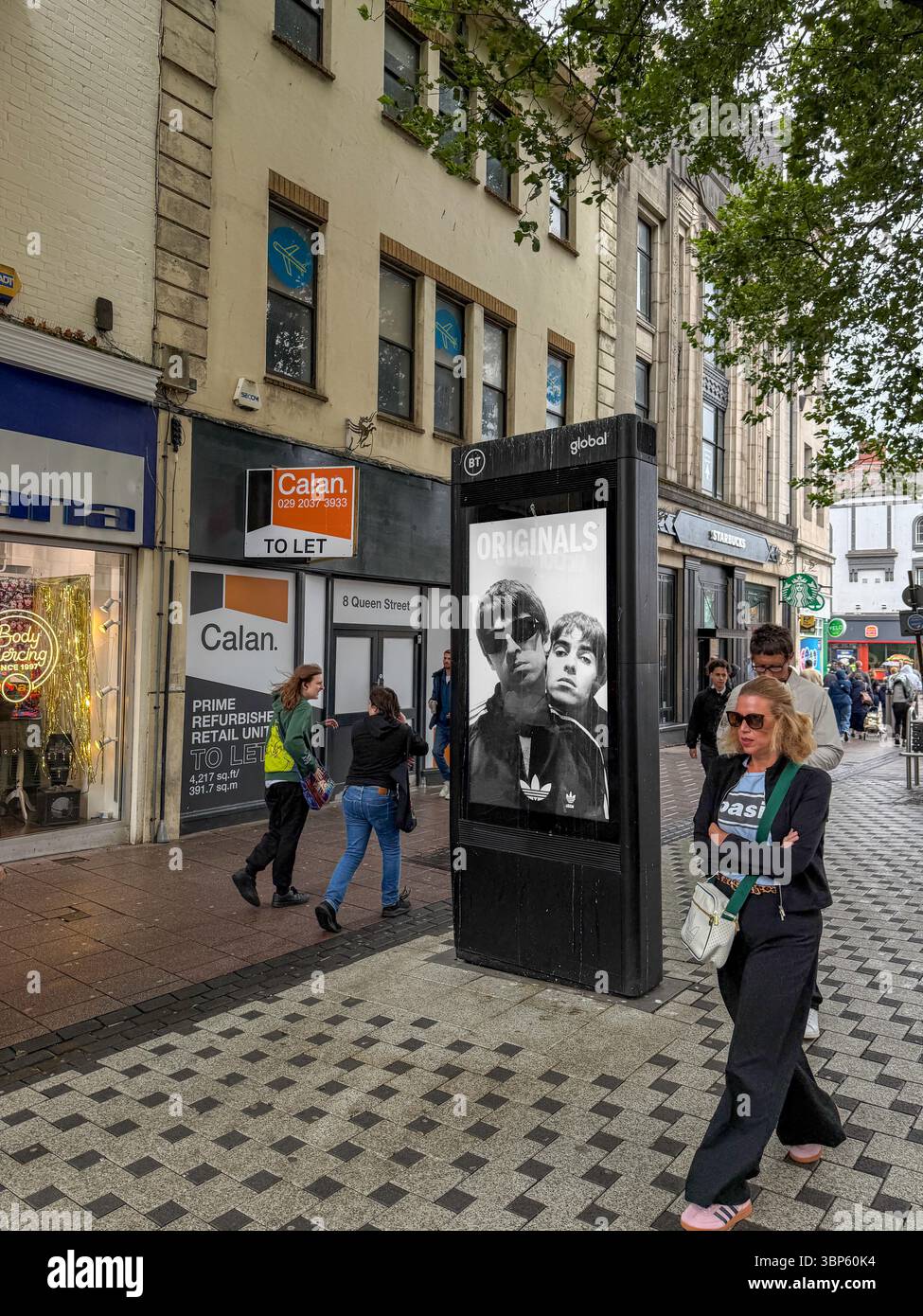 Adidas Digital Advertising display con Gallagher Brothers a Cardiff durante l'Oasis Live '25 Tour - Immagine stock catturata con smartphone