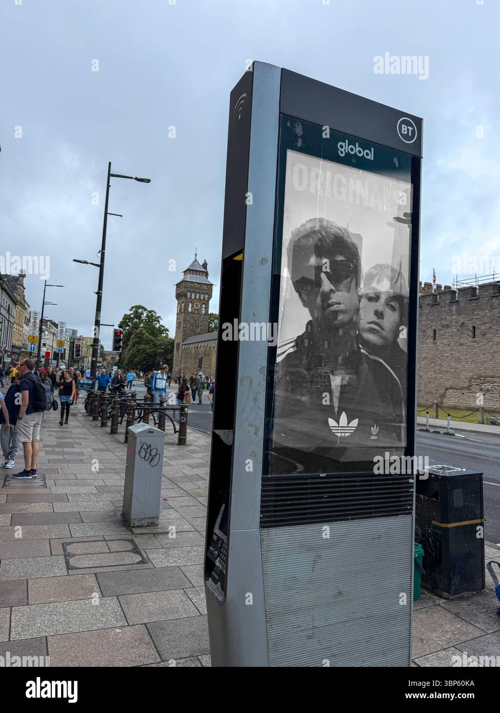 Adidas Digital Advertising display con Gallagher Brothers a Cardiff durante l'Oasis Live '25 Tour - Immagine stock catturata con smartphone